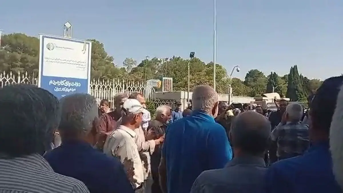ادامه تجمع بازنشستگان مخابرات در چند استان ادامه تجمع بازنشستگان مخابرات در چند استان
