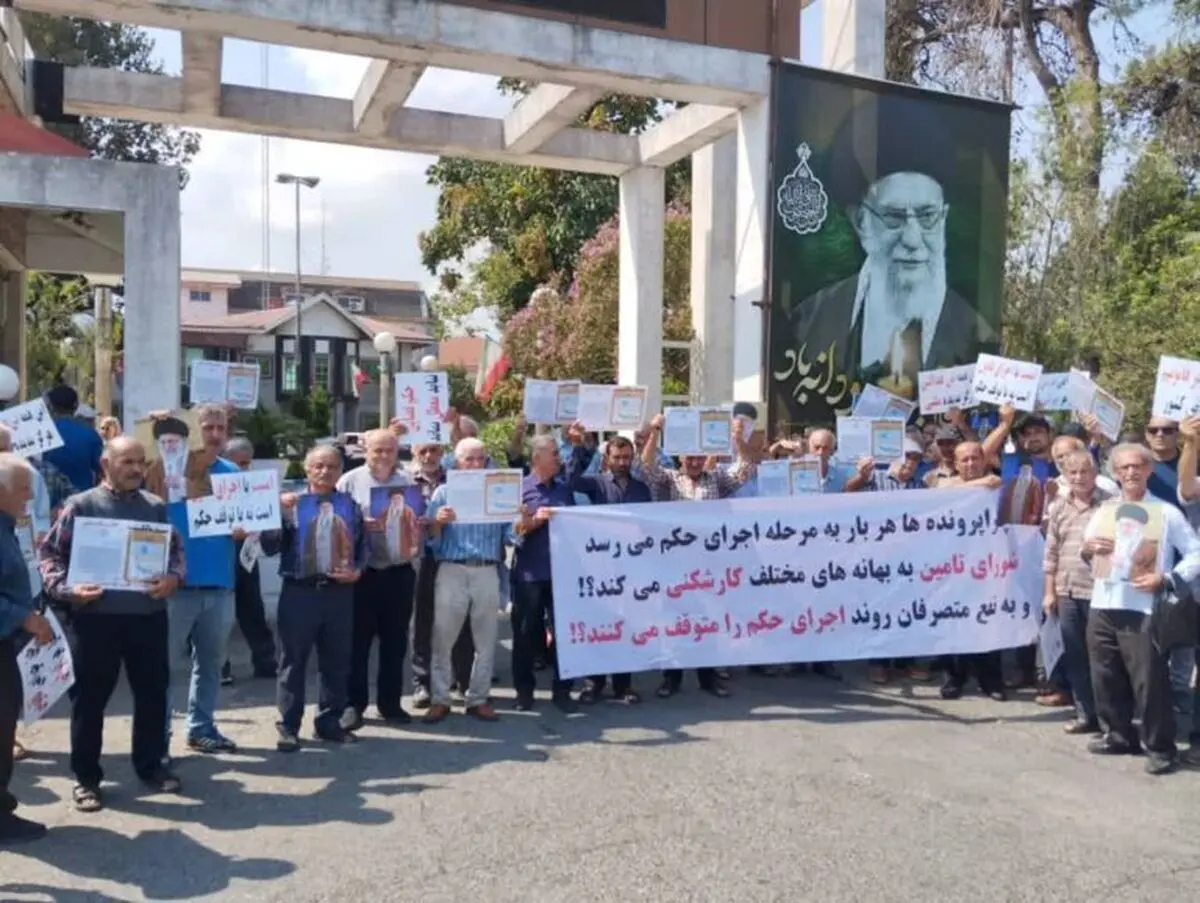 تجمع کارگران شاغل و بازنشسته شرکت شفارود در برابر استانداری گیلان تجمع کارگران شاغل و بازنشسته شرکت شفارود در برابر استانداری گیلان